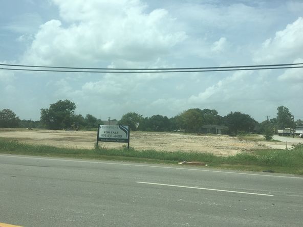 For Lease | Retail Center | ± 10,220 SF Available: 2308 E STATE HIGHWAY 21, Bryan, TX 77803